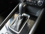 【オートブレーキホールド】停車中にブレーキペダルから足を放しても、ブレーキを自動的に制御して、車両の停車状態を保持する機能です。信号待ちなどの停車時に運転者の負担を軽減します。