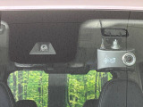 【三菱e-Assist】走行中に前方の車両等を認識し、衝突しそうな時は警報とブレーキで衝突回避と被害軽減をアシスト。より安全にドライブをお楽しみいただけます。