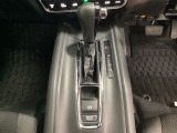 CVT車のセレクトレバーです。低速から高速まで、変速ショックのないスムーズな走りと、エンジン効率のよい領域を維持して燃費にも貢献します。サイドブレーキはスイッチ操作の電子制御パーキングブレーキです。