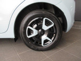 標準装備の純正15インチタイヤです。タイヤサイズは185/65R15です。