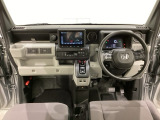 車内は光触媒抗菌消臭施工済です。インパネ周りはスタイリッシュなデザインで機能や装備も充実しています。グローブボックスやカップホルダーのほかにトレーなどたくさんの収納スペースが付いています。