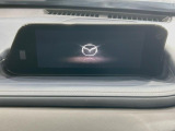 【8.8インチマツダコネクト】車内の雰囲気にマッチした大型のディスプレイ。スマホ接続でのナビ使用やBluetooth再生等、様々な機能が楽しめます。直感的なダイヤル操作が可能で、使い勝手も良好です。