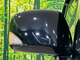 【電動格納ミラー】サイドミラーは電動格納式となっており、狭い駐車場でもキズがつくリスクを抑えられます。
