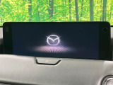 【12.3インチマツダコネクト】車内の雰囲気にマッチした大型ディスプレイ。スマホ接続でのナビ使用やBluetooth再生等、様々な機能が楽しめます。直感的なダイヤル操作が可能で、使い勝手も良好です。