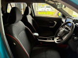 運転席の画像です。足元やシートまわりに余裕があり、リラックスした姿勢で運転が可能です。視界も良好で操作系へのアクセスもしやすく、快適で安心感のあるドライブをサポートします。