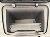 ボンネットを開けると、小物入れになっております。電気自動車ならではの機能です。