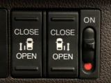 【両側パワースライドドア】両側がパワースライドドアになっており、運転席のスイッチやスマートキーでも開閉が可能です!開口部も広いので乗り降りも楽々♪