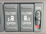 【両側パワースライドドア】スマートキーや運転席のスイッチで後席両側スライドドアの開閉が可能♪電動だから力を入れてドアを開ける必要が無く、小さなお子様でも簡単に開け閉めでき快適です♪