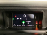 デジタル表示のスピードメーターとタコメーター、燃費やオドメーターなどの表示の他に、ホンダセンシング機能などの表示もできる多機能なマルチインフォメーション・ディスプレイです。