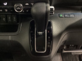 CVT車のセレクトレバーです。低速から高速まで、変速ショックのないスムーズな走りを実現するとともに、エンジン効率のよい領域を維持することで燃費にも貢献します。
