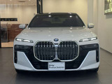 【BMWの伝統-1】BMWの特徴的な&ldquo;キドニーグリル&rdquo;は、80年以上続く伝統の形でございます。変わらないこだわりのデザインが、プレミアムブランド&ldquo;BMW&rdquo;を創り出します。