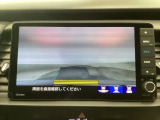 【バックカメラ】運転が苦手な方も車庫入れラクラクです!ギアをリバースに入れれば自動的に切り換わりますので、面倒な操作は不要です♪狭い駐車場もお車を傷つけず安心ですね!