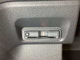 ハンドルの左下にETCがついています。高速道路の料金所の通過も楽々です。 カードの取り出しもしやすい場所についています。