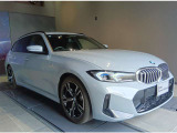 【BMWの伝統-1】BMWの特徴的な&ldquo;キドニーグリル&rdquo;は、80年以上続く伝統の形でございます。変わらないこだわりのデザインが、プレミアムブランド&ldquo;BMW&rdquo;を創り出します。