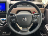 インテリアに合わせたデザインのステアリングは、運転される方のことも考え、運転しやすい形状、大きさです。是非一度、実際に触ってお確かめください。