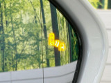 【ブラインドスポットモニター】走行中、ドアミラーの死角になりやすい箇所に後続車が接近するとサイドミラーのレンズに警告を表示!ドライバーに注意喚起をしてくれます。