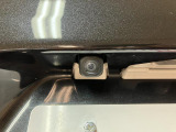 車輌の前後左右に搭載した4つのカメラから取り込んだ画像を合成し、くるまを真上からみているような映像を表示。運転席から確認しにくい車輌周囲の状況を把握できまよ ♪