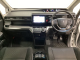 車内は光触媒抗菌消臭施工済です。スタイリッシュなデザインでスポーティなインパネ周りを演出します。グローブボックスやカップホルダーのほかにトレーなどたくさんの収納スペースが付いています。