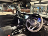 ステアリングを握ればJeepワールドが目の前に広がります。