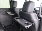 休憩時のちょっとした小物置きに使える、前席背面の格納式テーブルが装着。便利なコンビニフック付となっています。