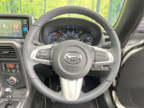 インテリアに合わせたデザインのステアリングは、運転される方のことも考え、運転しやすい形状、大きさです。是非一度、実際に触ってお確かめください。