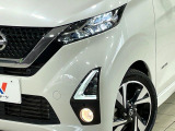 【LEDヘッドライト】悪天候や夜間走行時も良好な視界を確保し安心して運転できる高輝度LEDヘッドライトを装備!点灯速度が早く、消費電力も抑えられています。