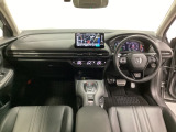 車内は光触媒抗菌消臭施工済です。インパネ周りはスタイリッシュなデザインです。グローブボックスやカップホルダーのほかにトレーなどたくさんの収納スペースが付いています。
