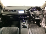 車内は光触媒抗菌消臭施工済です。インパネ周りはスタイリッシュなデザインです。グローブボックスやカップホルダーのほかにトレーなどたくさんの収納スペースが付いています。