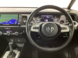 【ハンドル】運転にかかわる様々な操作を安全に行えるように視点移動が少なく操作性に配慮されたスイッチ類が凝縮されたコックピットです。