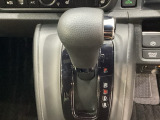 CVT車のセレクトレバーです。低速から高速まで、変速ショックのないスムーズな走りを実現するとともに、エンジン効率のよい領域を維持することで燃費にも貢献します。