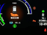 パーキングセンサーシステムは走行中に障害物が迫ると音と表示でお知らせ、低速走行時時の安心感を高めます