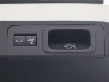 ハンズフリーパワーバックド(挟み込み防止機能・停止位置メモリー機能付)が装備されています。スマートキーを携帯していれば、リヤバンパーの下に足を出し入れするだけで自動開閉します。