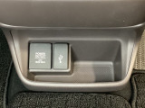 アクセサリーソケットはUSBのアダプターなどをつければ、スマホの充電にも使えます。横にはナビゲーション用の外部入力可能なUSB端子がついており、周辺には物が置けるボックスがついています。