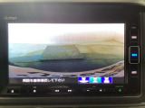 【バックカメラ】運転が苦手な方も車庫入れラクラクです!ギアをリバースに入れれば自動的に切り換わりますので、面倒な操作は不要です♪狭い駐車場もお車を傷つけず安心ですね!