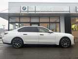 【BMWの伝統-3】BMWのお車は、&ldquo;駆け抜ける歓び&rdquo;を体現しております。走行の安定性とコーナリングの良さを追求し、思い通りにハンドルの操作可能です。