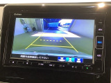 リバースギアに入れるだけで後方の表示へ切り替わります。夜間や雨の日の駐車も楽になりますよ。