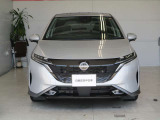 日産らしさを引き立てる大きなVモーショングリル。バンパーはエアロ形状で左右のダクトは空力を考え設計されています。
