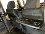 運転席・助手席の背もたれには、2列目シート用にカップホルダー付きの「格納式のシートバックテーブル」を装備しています。休憩時のちょっとした時間などカップを置いたり、小物置きに使えて便利です。