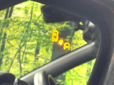 【ブラインドスポットワーニング】走行中、ドアミラーの死角になりやすい箇所に後続車が接近するとサイドミラー付近に警告を表示、ドライバーに注意喚起をしてくれます。