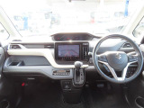ブラック基調のカラーセンターメーター!クールなインパネ!運転席側に【インパネアッパーボックス】増設。