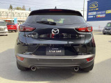CX-3からは、ボタンだけでなく、カメラ等もなるべく隠すように工夫されています。一本のプレスラインでまとめたデザインで、美しさで勝負した外観です。