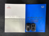スマートキーは鍵をバッグに入れたままでもドアロックの開閉やエンジンのON・OFFができます。夜間や雨の日も鍵を探さなくて良いので便利です。