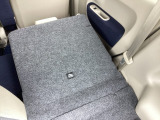リアシートは簡単に倒すことができるので、ラゲッジルームも広がります。