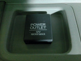 【POWEROUTLET】12V電源ソケットを設置しております。周辺機器の充電にご利用頂けます。