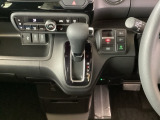 運転席周辺のスマートなレイアウトが、操作のしやすさを実現。快適なドライブをサポートします。手元で操作ができる、電子制御パーキングブレーキ。