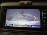 車庫入れや縦列駐車などの際に、後退操作の参考になるガイドラインをモニター画面に表示します。