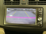 リバースギアに入れるだけで後方の表示へ切り替わります。夜間や雨の日の駐車も楽になりますよ。