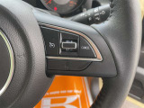 【クルーズコントロール】アクセル操作なしで一定速度を保つ機能。先行車との距離を自動調整する追従型が主流で、高速走行時の疲労を劇的に軽減します。長距離移動が多いお客様への商談では必須の快適装備です。
