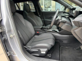 シートはファブリック&テップレザー仕様です。ホールド感のあるフロントシートは長時間の運転でも疲労感を感じさせず、腰への負担も軽減させます。
