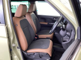 フロント広々、セパレートシートの運転席は、ハイトアジャスターが付いているので、快適にドライブができます。ハンドルはチルトステアリングで、ハンドル位置を上下に調節できます。